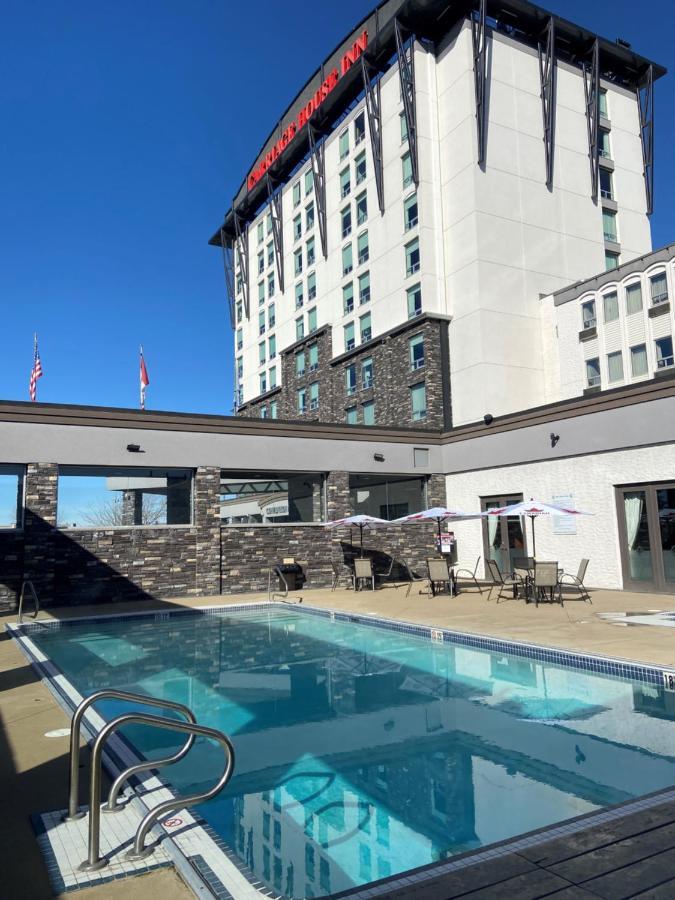 Carriage House Hotel And Conference Centre YYC Eksteriør bilde