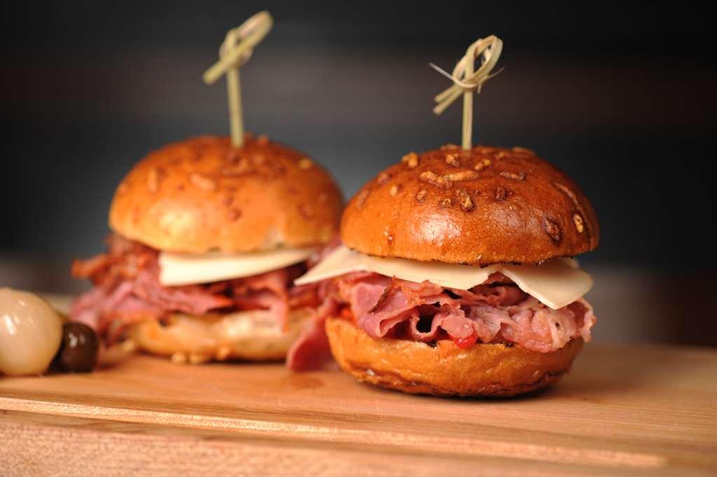 Carriage House Hotel And Conference Centre YYC Restaurant bilde