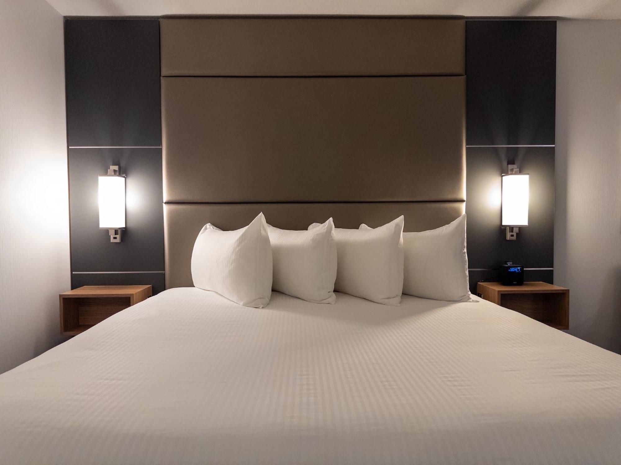 Carriage House Hotel And Conference Centre YYC Eksteriør bilde